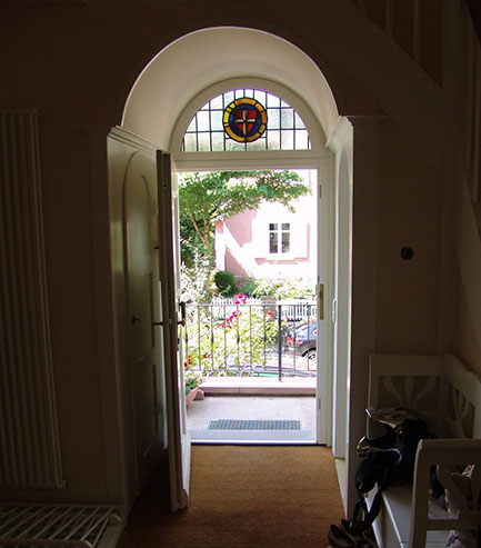 Oberlicht mit dem Wappen, nach dem Einbau.